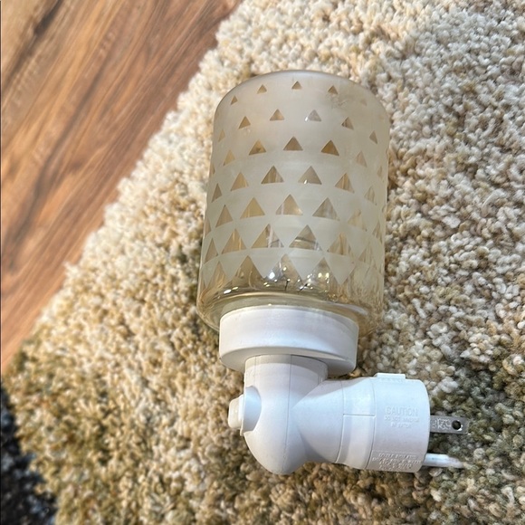 SCENTSY Plug In Glass with Etched Details NEW BULB NO BOX GUC - Picture 6 of 13